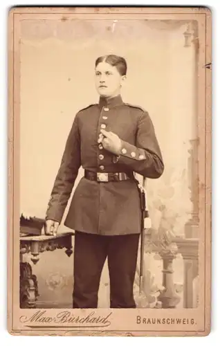 Fotografie Max Burchard, Braunschweig, Friedrich-Wilhelm 13, Junger Soldat in Uniform mit Bajonett