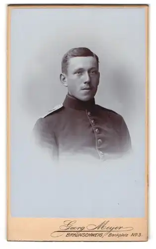 Fotografie Georg Meyer, Braunschweig, Bankplatz 3, Junger Soldat in Uniform mit Oberlippenflaum
