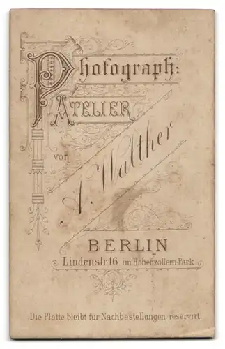 Fotografie A. Walther, Berlin, Lindenstrasse 16, Gardist in Uniform mit Krätzchen und Säbel