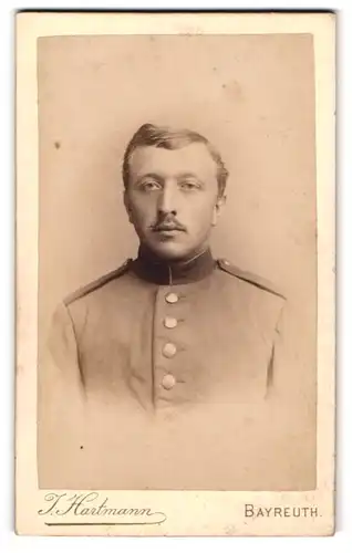 Fotografie J. Hartmann, Bayreuth, Kanalstrasse, Soldat in Uniform mit direktem Blick in die Kamera