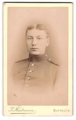 Fotografie J. Hartmann, Bayreuth, Kanalstrasse, Kindlich aussehender Soldat in Uniform