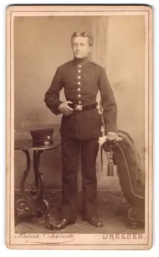 Fotografie Franz Ehrlich, Dresden, Königsbrückerstrasse 50, Kindlich aussehender Soldat in Uniform
