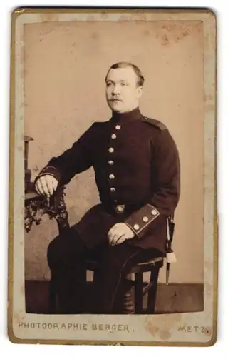 Fotografie Phot. Berger, Metz, Palaststrasse 12, Soldat des 130. Regt. in Uniform mit Portepee am Bajonett