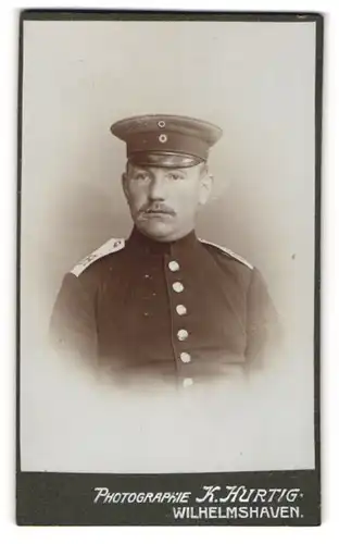 Fotografie K. Hurtig, Wilhelmshaven, Soldat des 164. Regt. in Uniform mit Schirmmütze