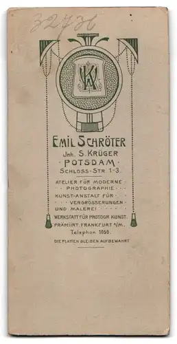 Fotografie Emil Schröter, Potsdam, Schlossstrasse 1-3, Gardist in Feldgrau mit Schirmmütze