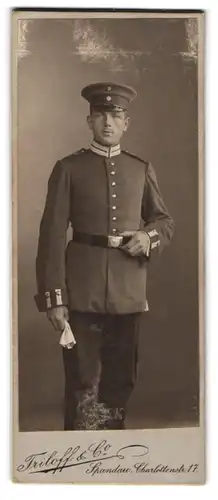 Fotografie Triloff & Co., Berlin-Spandau, Charlottenstrasse 17, Soldat in Gardeuniform mit Schirmmütze