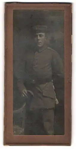 Fotografie unbekannter Fotograf und Ort, Junger Soldat in Feldgrau mit Krätzchen, Gebhard Schäfer
