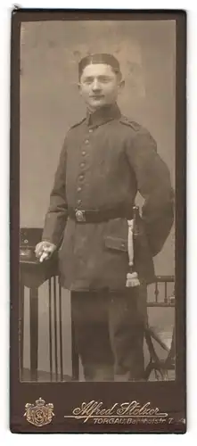 Fotografie Alfred Stelzer, Torgau, Bahnhofstrasse 7, Kindlich aussehender Soldat in Feldgrau mit Portepee am Bajonett