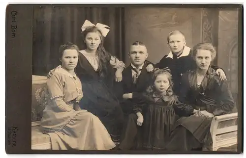 Fotografie Curt Born, Kamenz in Sachsen, Junger Herr und drei junge Damen mit zwei Kindern in modischer Kleidung