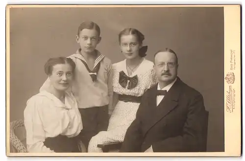 Fotografie H. Schlitzberger, Bad Pyrmont, Bürgerliches Paar mit einem Sohn und einer Tochter