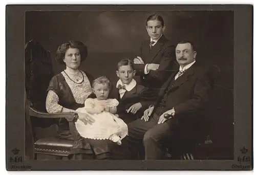 Fotografie Hubert Lill, Mannheim, Friedrichspark B5 17-18, Bürgerliches Paar mit zwei Söhnen und kleinem Mädchen