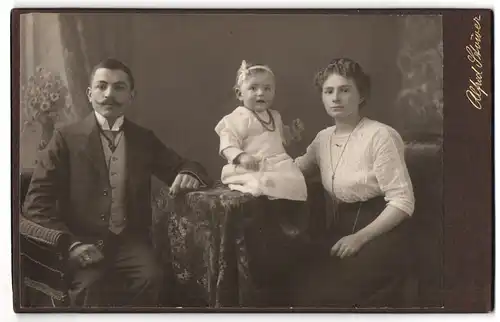 Fotografie A. Stöwer, Berlin-Schöneberg, Sedanstr. 1, Junges Paar in modischer Kleidung mit kleinem Mädchen