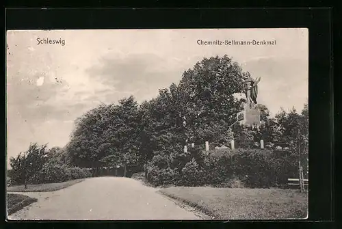 AK Schleswig, Chemnitz-Bellmann-Denkmal mit Grünanlage