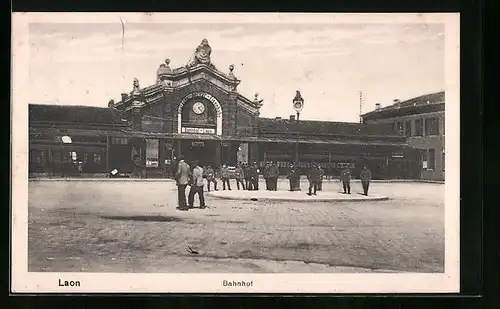 AK Laon, Strassenpartie am Bahnhof