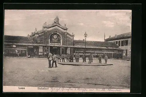 AK Laon, Strassenpartie am Bahnhof