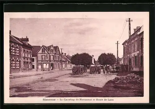 AK Sissonne, Le Carrefour du Monument et Route de Laon
