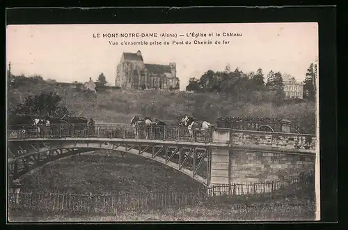 AK Mont-Notre-Dame, L`Eglise et le Chateau - Vue ensemble prise du pont du Chemin de fer