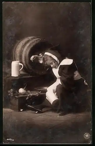 AK Münchner Kindl am Bierfass eingeschlafen