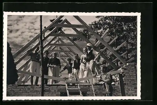 Foto-AK Tischler beim Ausbau eines Dachstuhls