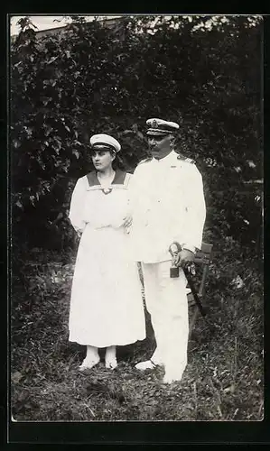 Foto-AK Marineoffizier und Matrosin in Uniform