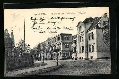 AK Helmstedt, Partie an der Schöninger-Strasse und Mann mit Kind