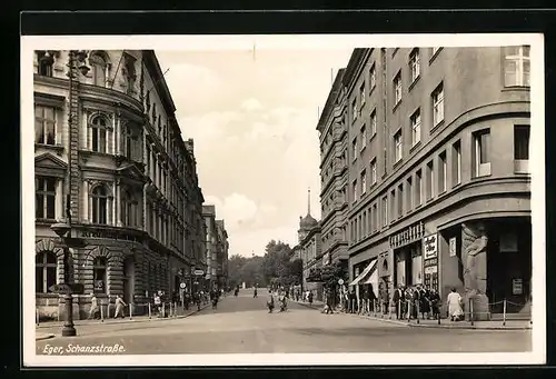 AK Eger, Schanzstrasse mit Passanten und Geschäften
