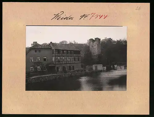 Fotografie Brück & Sohn Meissen, Ansicht Weida i. Th., Häuser and der Weide mit altem Turm