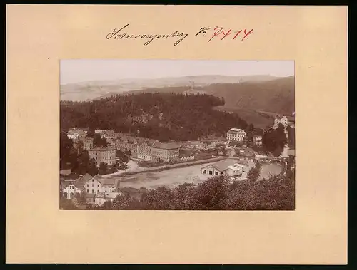 Fotografie Brück & Sohn Meissen, Ansicht Schwarzenberg i. Erzg., Blick auf den Ort mit Holzverarbeitungsbetrieb