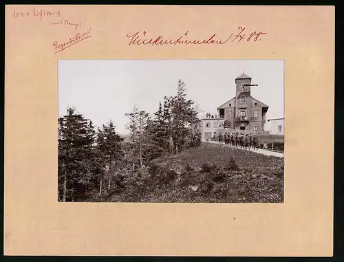 Fotografie Brück & Sohn Meissen, Ansicht Mückenberg i. Böhmen, Kapelle marschiert zum Mückentürmchen