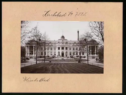 Fotografie Brück & Sohn Meissen, Ansicht Karlsbad, Frontansicht mit Grünanlagen des Elisabeth Bad