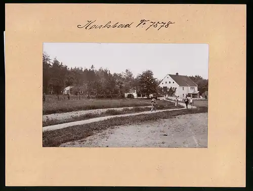 Fotografie Brück & Sohn Meissen, Ansicht Karlsbad, Gäste verlassen das Städtische Wald Restaurant