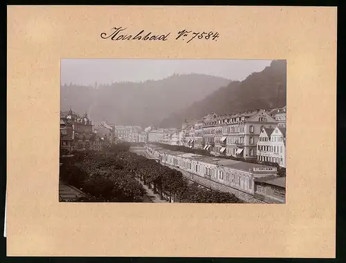 Fotografie Brück & Sohn Meissen, Ansicht Karlsbad, alte Wiese mit Hotel Zwei Störchen, Strauss und Geschäften