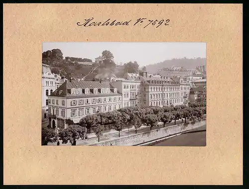 Fotografie Brück & Sohn Meissen, Ansicht Karlsbad, Neue Wiese mit Hotel Goldenes Schild, zu zwei deutschen Monarchen