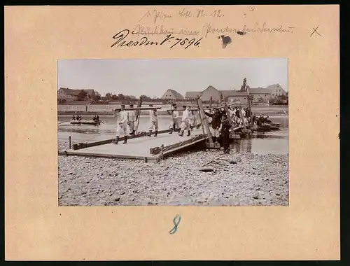 Fotografie Brück & Sohn Meissen, Ansicht Dresden, 1. Königlich Sächsisches Pionier-Bataillon baut Pontonbrücke