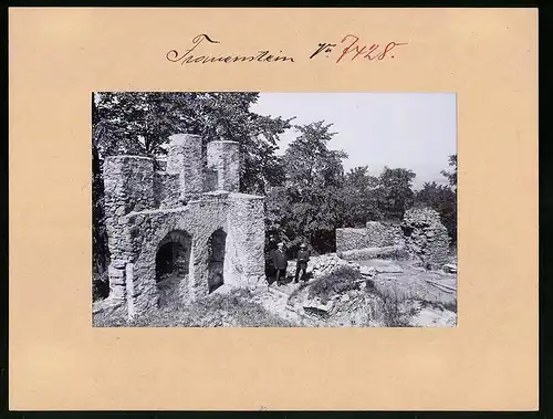 Fotografie Brück & Sohn Meissen, Ansicht Frauenstein i. Erzg., zwei Herren auf der Schlossruine