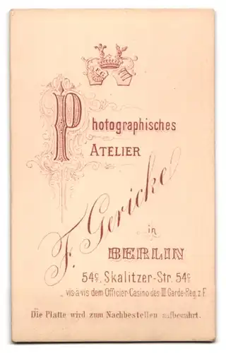 Fotografie F. Gericke, Berlin, Skalitzer-Str. 54 c, Bürgerliche Dame mit Hochsteckfrisur und Kragenbrosche