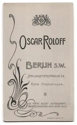 Fotografie Oscar Roloff, Berlin-SW, Jerusalemerstr. 59, Junge Dame im modischen Kleid mit Zwicker