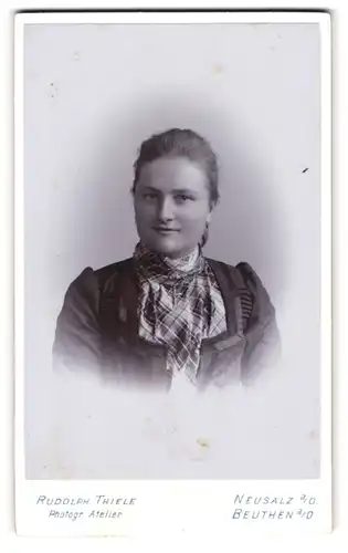 Fotografie Rudolph Thiele, Neusalz a. O., Bahnhofstr. 1, Junge Dame mit zurückgebundenem Haar