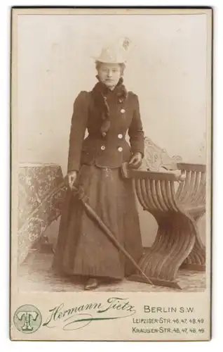 Fotografie Hermann Tietz, Berlin-SW, Leipziger-Str. 46-49, Modisch gekleidete Dame mit Schirm