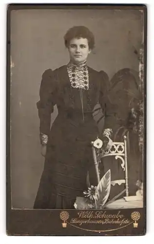 Fotografie Wilh. Schwabe, Sangerhausen, Bahnhofstr., Junge Dame im modischen Kleid