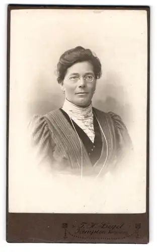 Fotografie F. X. Siegel, Kempten, Kotternerstr., Bürgerliche Dame im Kleid mit Brille