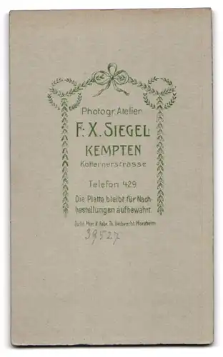 Fotografie F. X. Siegel, Kempten, Kotternerstr., Bürgerliche Dame im Kleid mit Brille