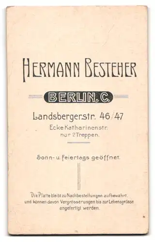 Fotografie Hermann Besteher, Berlin-C, Landsbergerstr. 46-47 Ecke Katharinenstr., Süsses Kleinkind im Hemd sitzt auf Fell