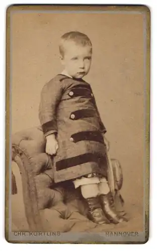 Fotografie Chr. Körtling, Hannover, Georgstr. 25, Kleines Kind in modischer Kleidung