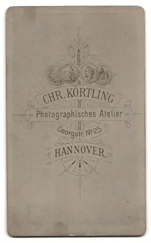 Fotografie Chr. Körtling, Hannover, Georgstr. 25, Kleines Kind in modischer Kleidung