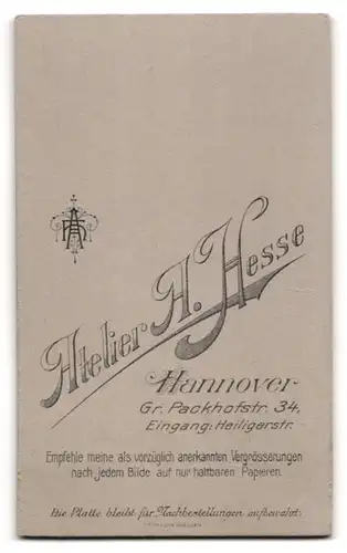 Fotografie A. Hesse, Hannover, Gr. Packhofstr. 34 Eingang: Heiligerstr., Junge Dame im modischen Kleid