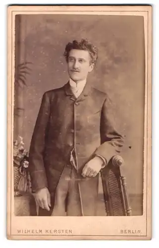 Fotografie Wilhelm Kersten, Berlin-SW, Krausen-Str. 40, Junger Herr in modischer Kleidung