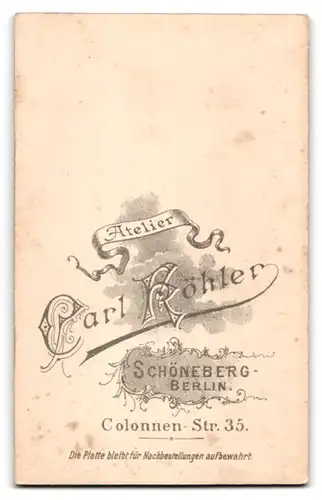 Fotografie Carl Köhler, Berlin-Schöneberg, Colonnenstrasse 35, Gardist in Uniform mit Schirmmütze und Schützenschnur