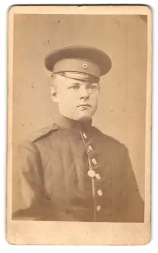 Fotografie O. Sonnemann, Golsar, Kindlich aussehender Soldat mit weinerlichem Blick des 10. Rgts. in Uniform