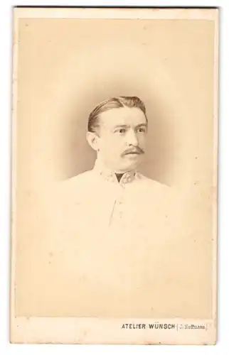 Fotografie Atelier Wünsch, Wien, Franz-Josefs-Quai, K. u. K. Soldat in strahlend weisser Uniform